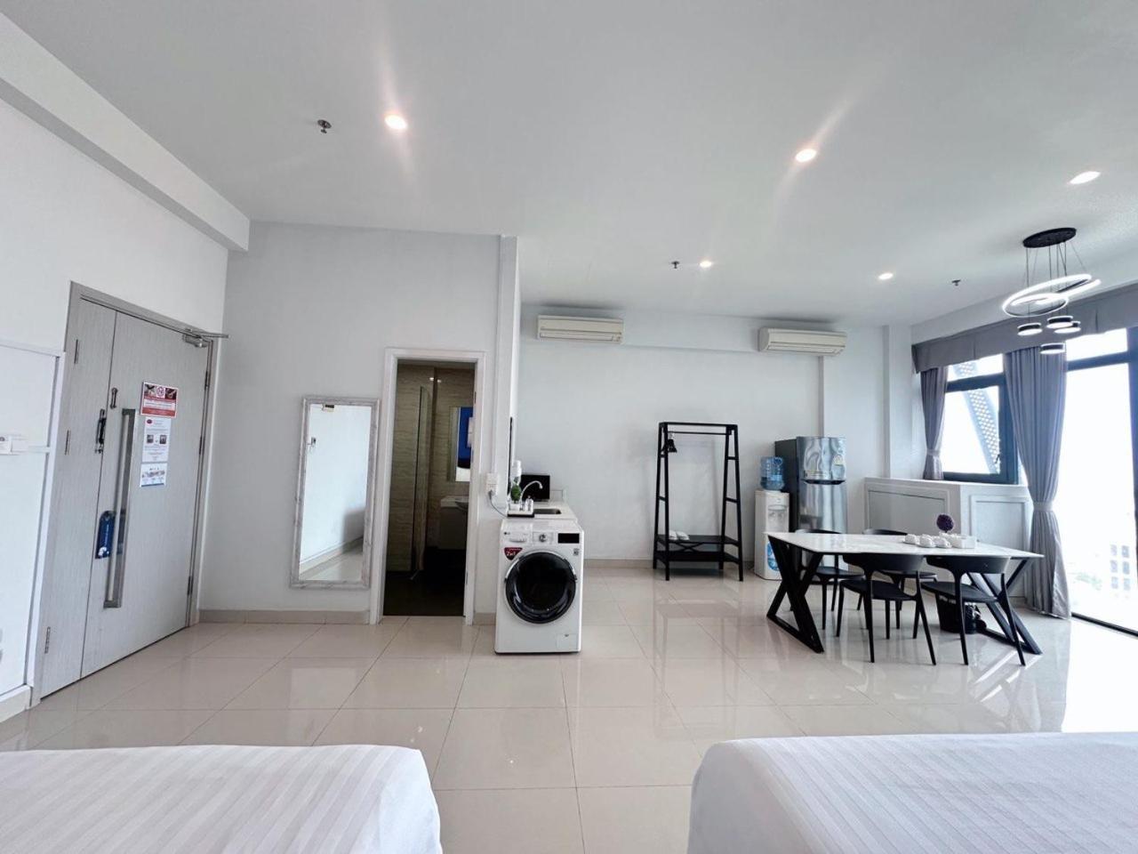 The Bridge Club Hotell Phnom Penh Exteriör bild