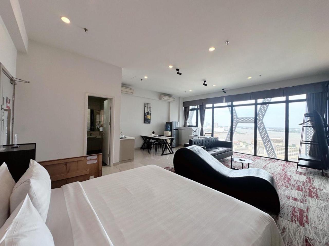 The Bridge Club Hotell Phnom Penh Exteriör bild