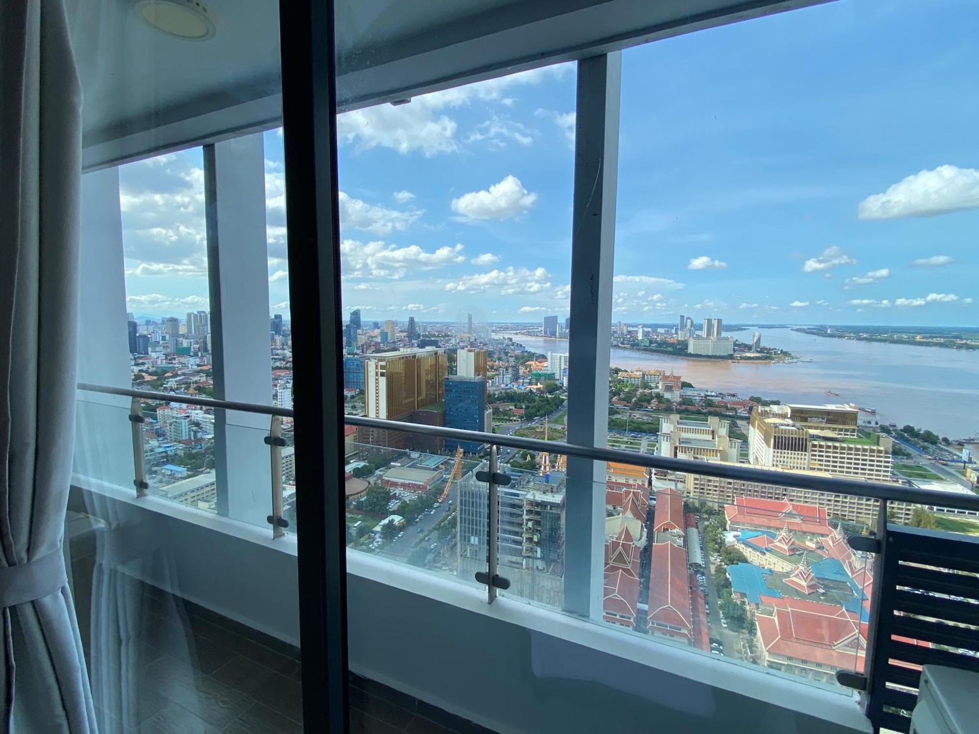 The Bridge Club Hotell Phnom Penh Exteriör bild