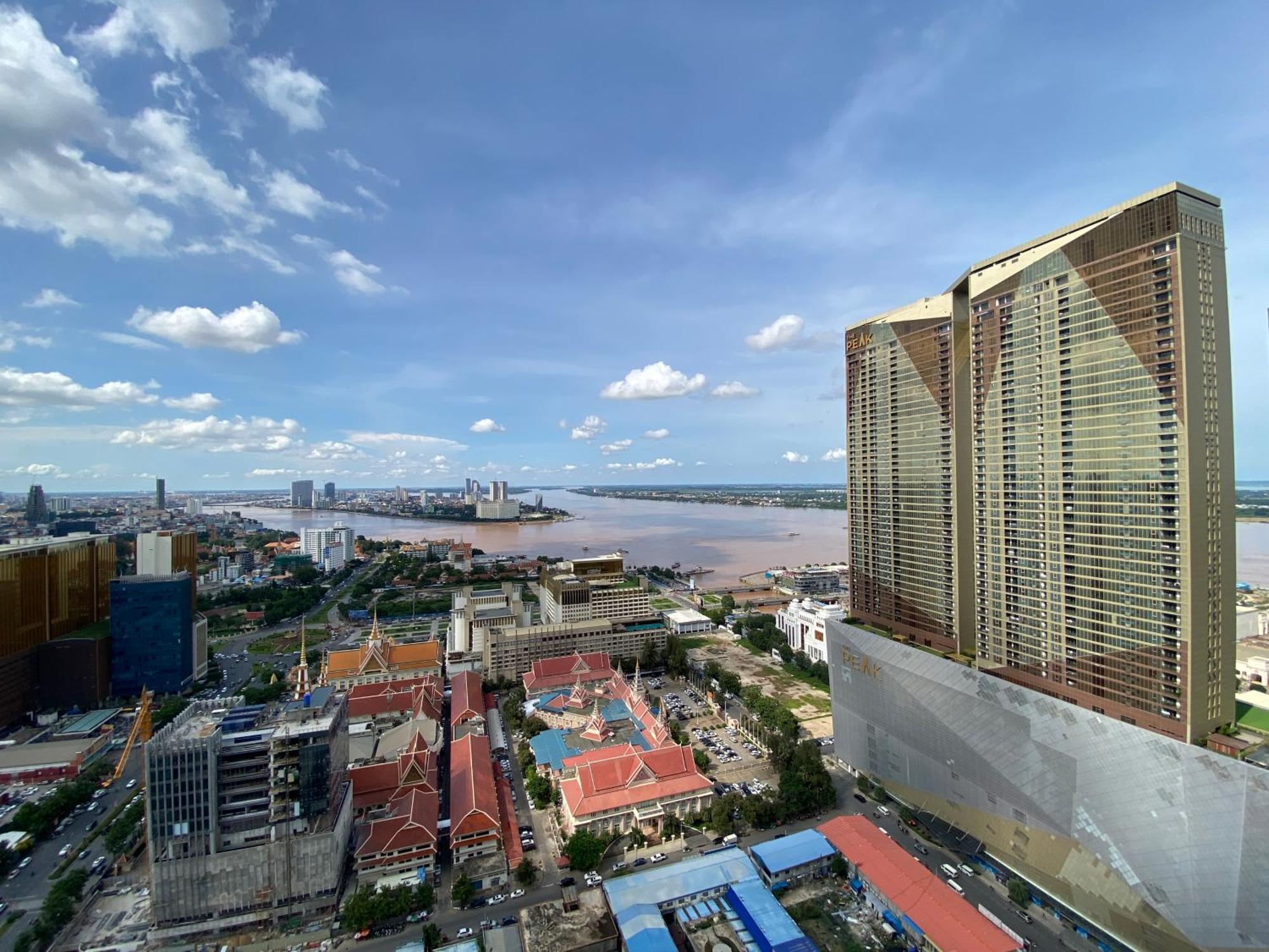 The Bridge Club Hotell Phnom Penh Exteriör bild